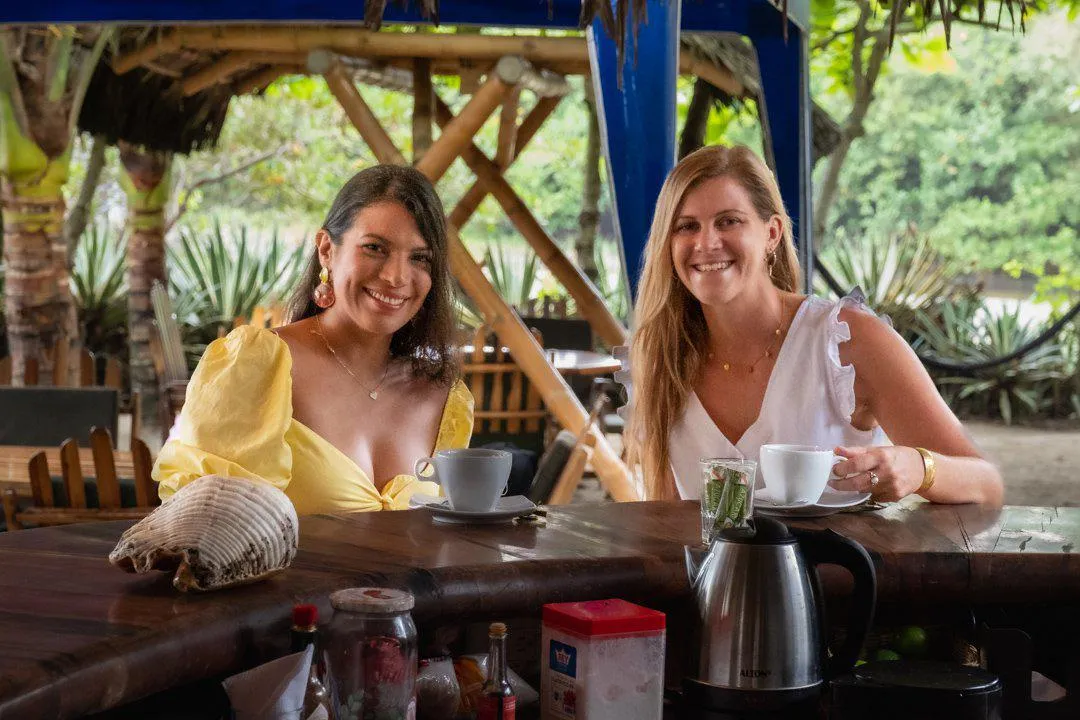 Nadine Flexhaug with a student in a relaxed, real-world Spanish conversation